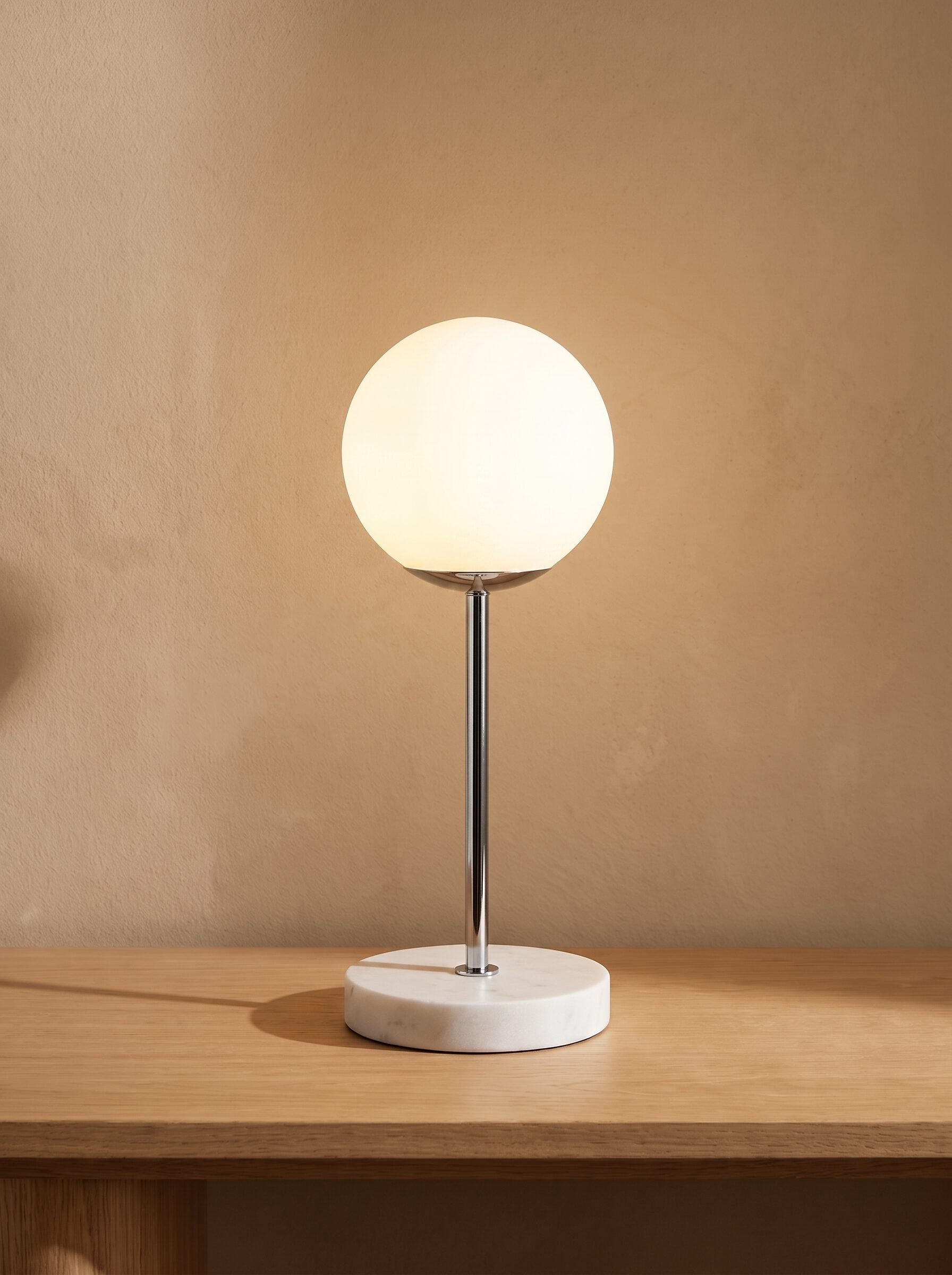 Lámpara de mesa de mármol encendida con luz cálida en salón