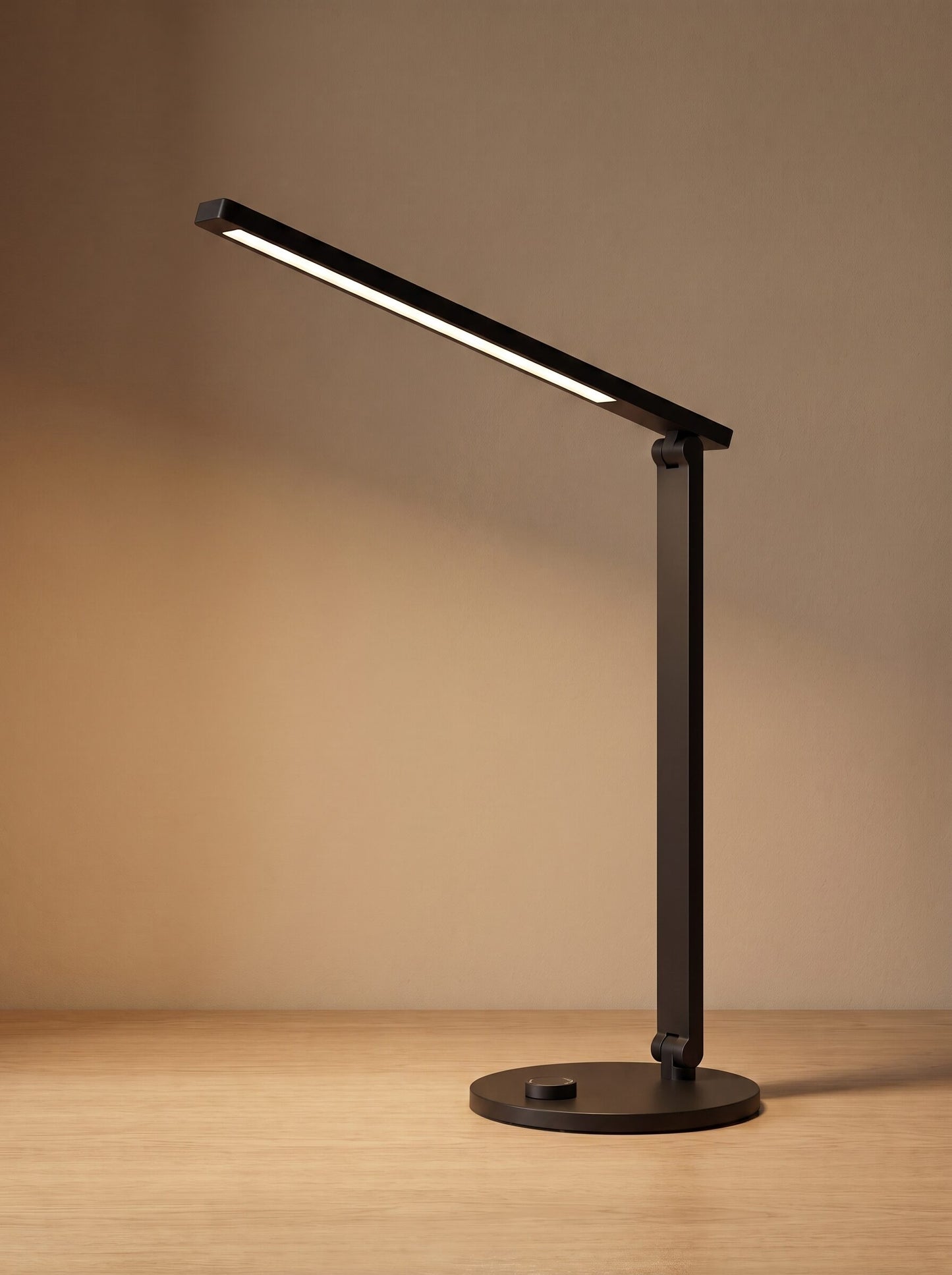Flexo de escritorio LED encendido iluminando el escritorio con luz cálida