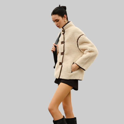 Chaqueta Polar Zoe Elegante con Ribetes Contraste, Suave y Ajuste Oversize