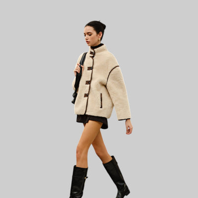 Chaqueta Polar Zoe Elegante con Ribetes Contraste, Suave y Ajuste Oversize