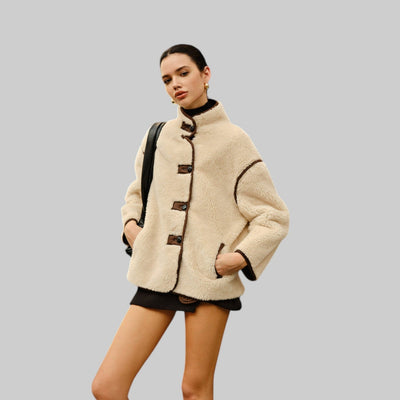 Chaqueta Polar Zoe Elegante con Ribetes Contraste, Suave y Ajuste Oversize