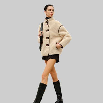 Chaqueta Polar Zoe Elegante con Ribetes Contraste, Suave y Ajuste Oversize