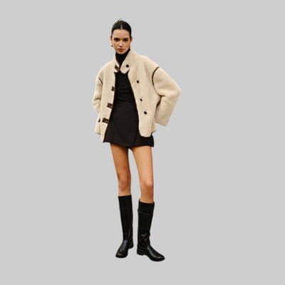 Chaqueta Polar Zoe Elegante con Ribetes Contraste, Suave y Ajuste Oversize