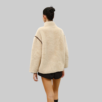 Chaqueta Polar Zoe Elegante con Ribetes Contraste, Suave y Ajuste Oversize